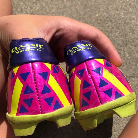 I am selling girls soccer cleats size 4 1/2 - Picture 5 of 5